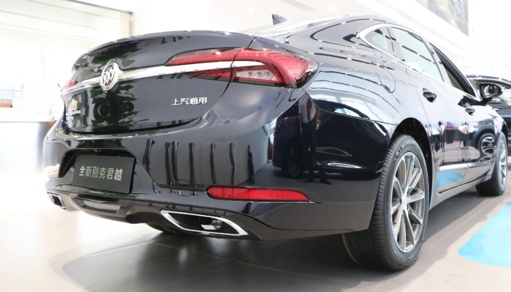 双层|车长超5米，双层隔音标配9AT，丐版全独悬重1.6吨，过弯从不飘