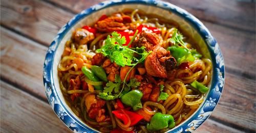 鸡肉|十足家常味鸡肉炖粉条，鸡肉鲜嫩粉条软糯入味，好吃又下饭