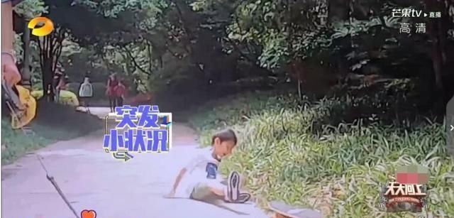  小孩|《天天向上》预告，王一博带小孩受3连击超委屈，小孩摔倒显无奈
