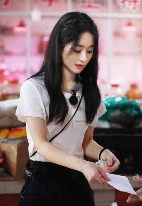  中餐厅|赵丽颖在《中餐厅》行为被吐槽，细节及习惯显不礼貌，被观众父母批评没素质