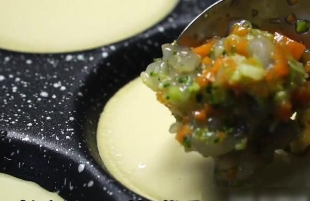  蔬菜|教你做虾仁蔬菜馅饼，有蛋有虾有蔬菜，营养美味又简单！