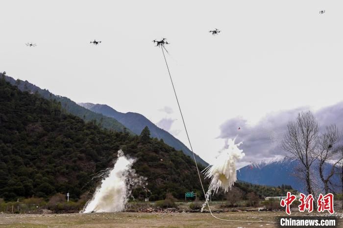 西藏林芝森林消防开展无人机空中察打一体协同训练