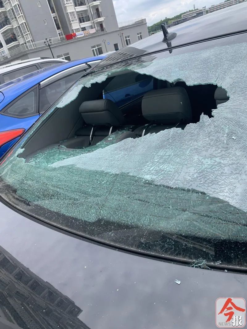  邓女士|又见高空抛物！小区内百万奔驰被汤匙砸出大窟窿