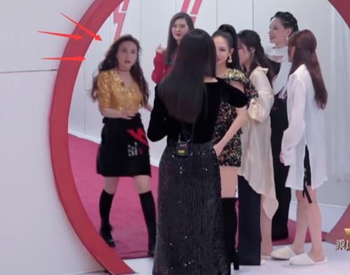  炸裂|沈梦辰爆冷淘汰，吴昕一把抱住她，有谁注意两人的手？芒果团魂炸裂