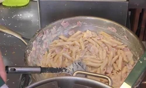 不用|大娘校门口卖小吃不用碗装,换成“这个”来装,只半天就卖500块