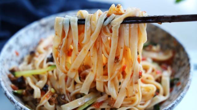  开胃|夏天最爱的手擀面，搭配一碗酱汁，开胃又解馋，吃了2碗不过瘾！