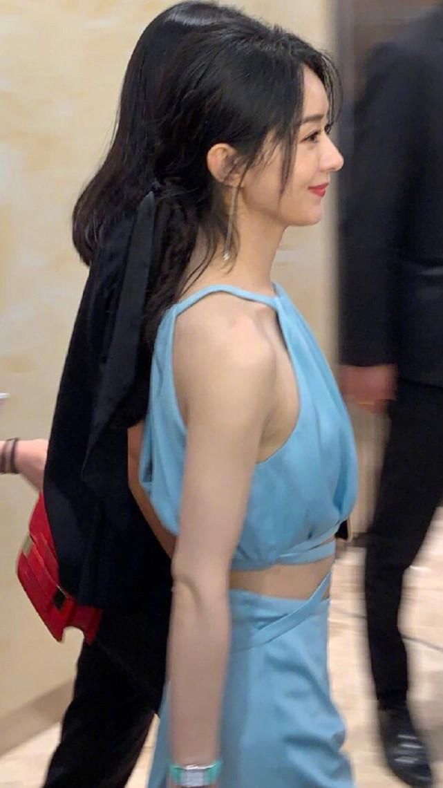  露背|赵丽颖有多放飞自我？“露腰、露背”礼服显瘦，确意外暴露短板！