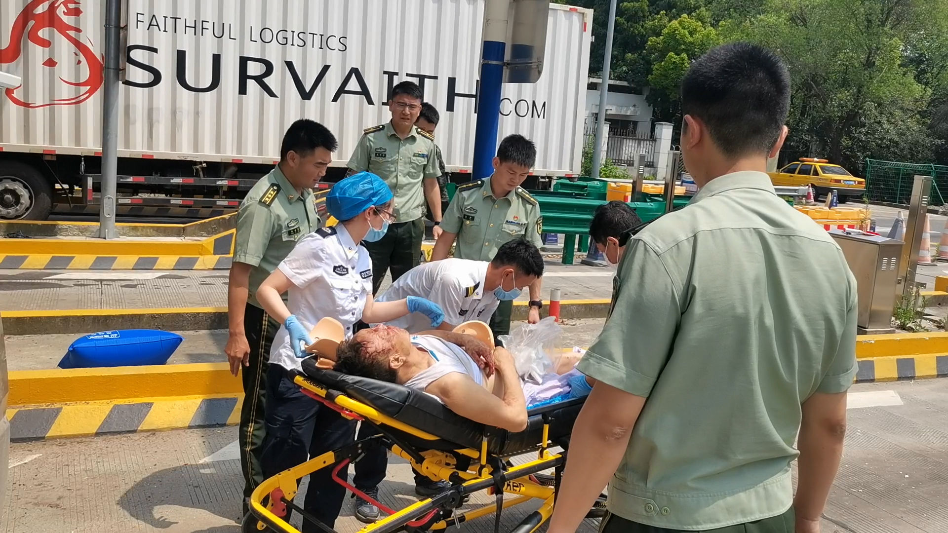  重伤|高速上爆胎翻车，驾驶员重伤被困！武警路遇紧急营救……