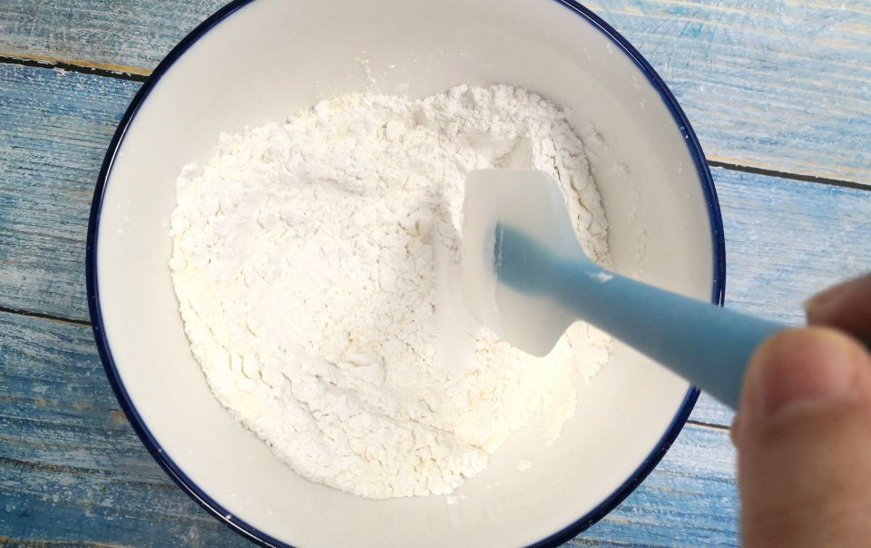  简单|自制暄软可口的大米发糕，手不沾面、简单省事，婆婆就爱这个味！