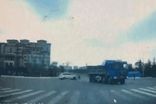 发生|乱停车不礼让,又一悲剧发生!交警提醒