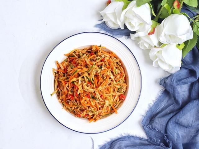 爽口|鸡胸肉这样凉拌才好吃,酸辣爽口,丝丝入味,做法还特简单