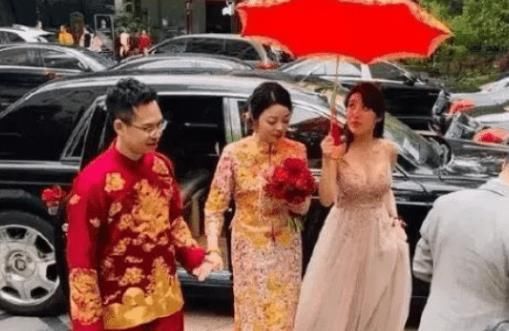吸引|看到伴娘以后，哪还有空看新娘啊？太吸引眼球了