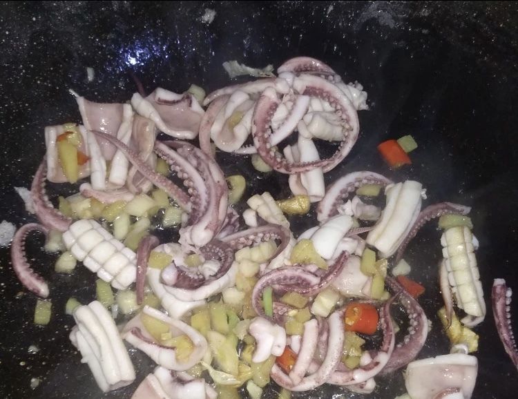  海鲜食物|爆炒鱿鱼，也是下酒菜