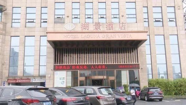  酒店|头天收了定金，次日让客人延期办婚礼湖景酒店，这是啥操作？