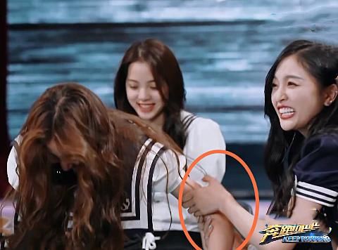  baby|李晨在指压板踩到baby时，镜头无意间拍到吴宣仪，反应让人欣慰