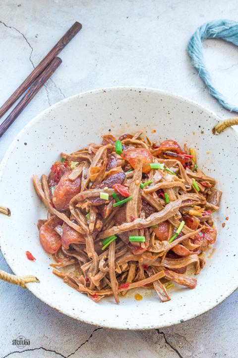  干笋炒腊肠|晚上只烧了1道菜，两个人吃了1锅饭，老公说这种吃法不胖才怪