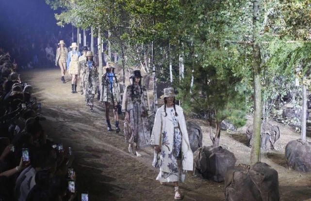  文化|杨颖 赵丽颖 黄轩等明星齐打卡，浓缩了73年DIOR文化的展览值得一看！