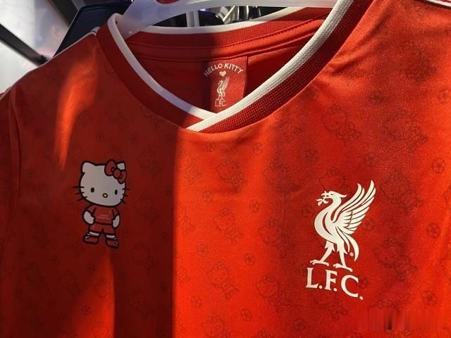 HelloKitty|HelloKitty加盟英超冠军利物浦？这联名款战袍真可爱