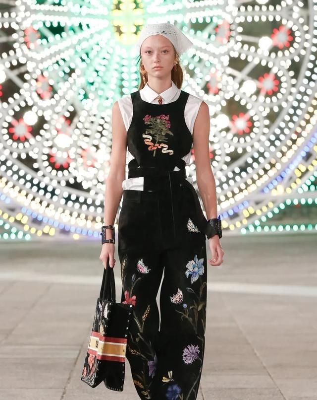  Dior|Dior 在意大利举办了一场没有观众的线下早春发布秀