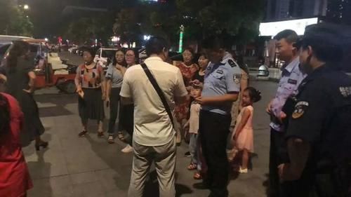  父母|3岁小孩不慎迷路 暖心民警帮忙找父母
