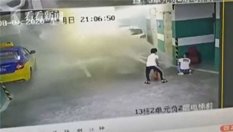  记者|两小孩乱弄灭火器 小区地下车库里车辆全白了头