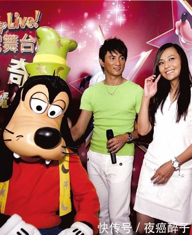 恩爱|吴奇隆前妻马雅舒出席活动,穿白色连衣裙秀恩爱,外籍老公好帅气