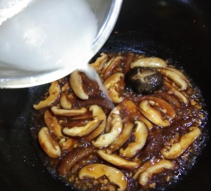  饭店|饭店的香菇油菜为啥那么好吃？原来大厨这样做，难怪比家里的好吃