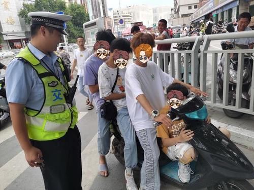  小小|“驶”不得！小小电动车竟挤四人 驾驶员还未成年