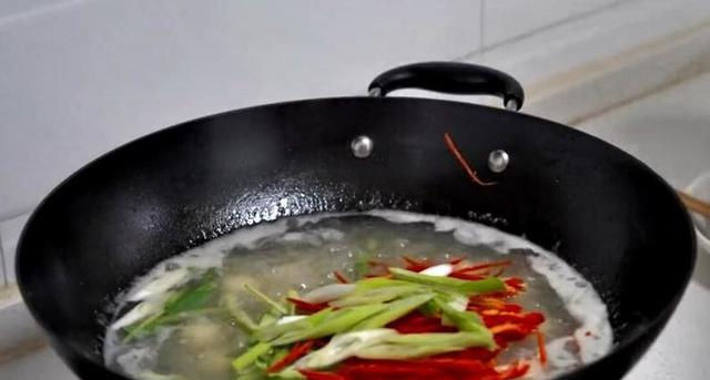 做法|土豆的新做法,不用炒不用炸,做一锅连吃带喝,孩子超爱吃