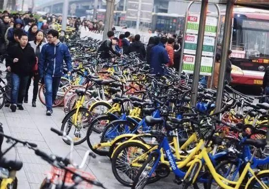 摩托车|印度游客:中国果然落后,我们骑摩托车,他们却还在骑自行车