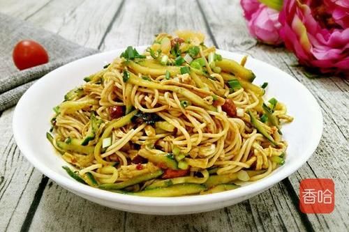  少许|鸡丝凉面怎么做？原来煮面和料汁都有讲究，做好了不油腻还减脂