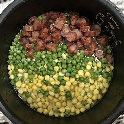 玉米|玉米豌豆腊肠糯米饭