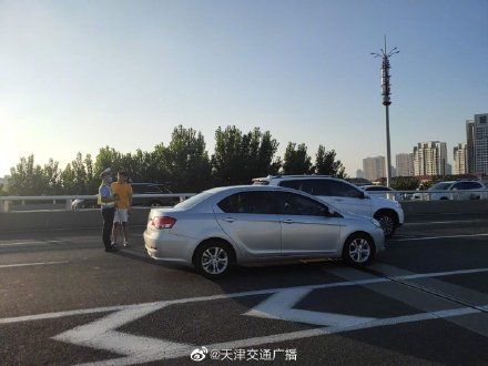  天津|天津 快速路四车追尾事故