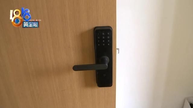 那名男子|光膀子男室友凌晨开了姑娘的门锁,进房后趴在地上,称喝醉了