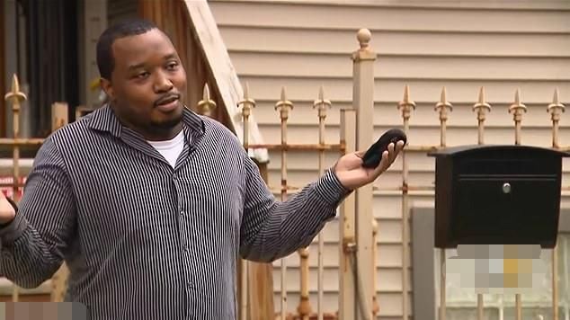  才偷吃|送餐员在顾客家附近大口偷吃餐食，被抓包后理直气壮：我饿了