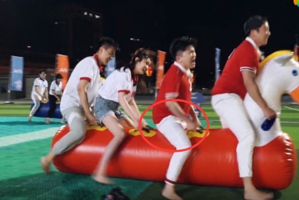 马上|跑男挑战指压板,孟美岐边跑边尖叫,某人坐在马上全程划水