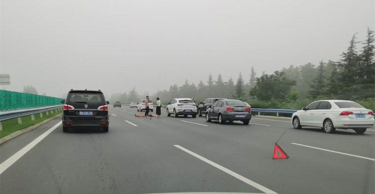  机场|今晨机场高速发生一起私家车撞环卫工事故