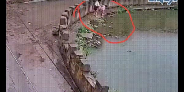  姐姐|5岁妹妹不慎落水，8岁姐姐跳水施救！万幸的是....