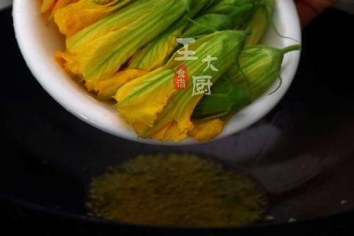 简单|清炒南瓜花，不一样的农家风味，简单又好吃，看一眼就学会