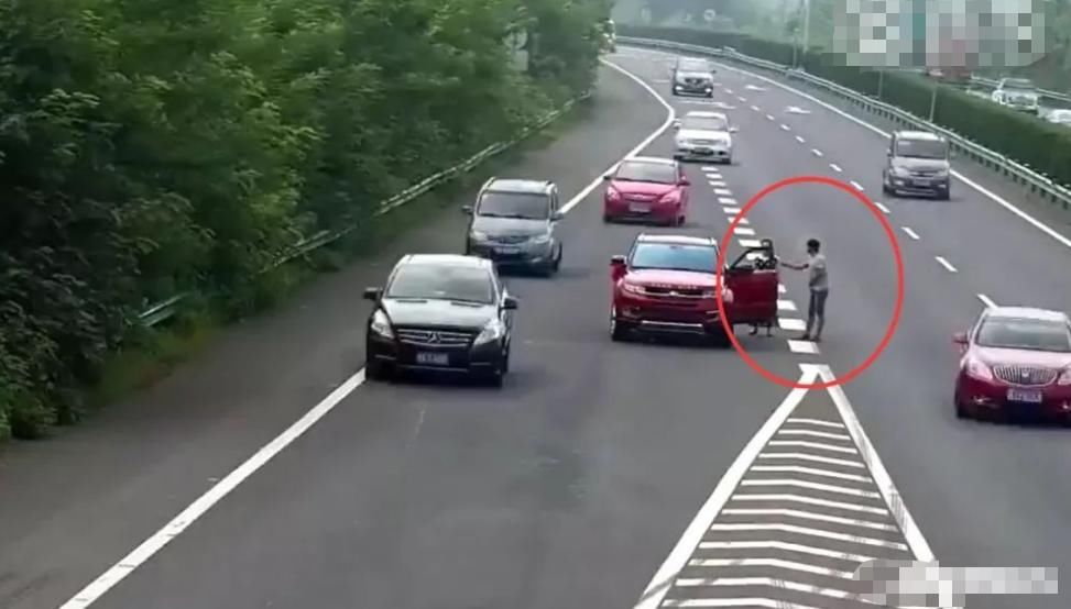  高速|夫妻高速上发生争吵，男子弃车离开，结果被扣6分罚200元