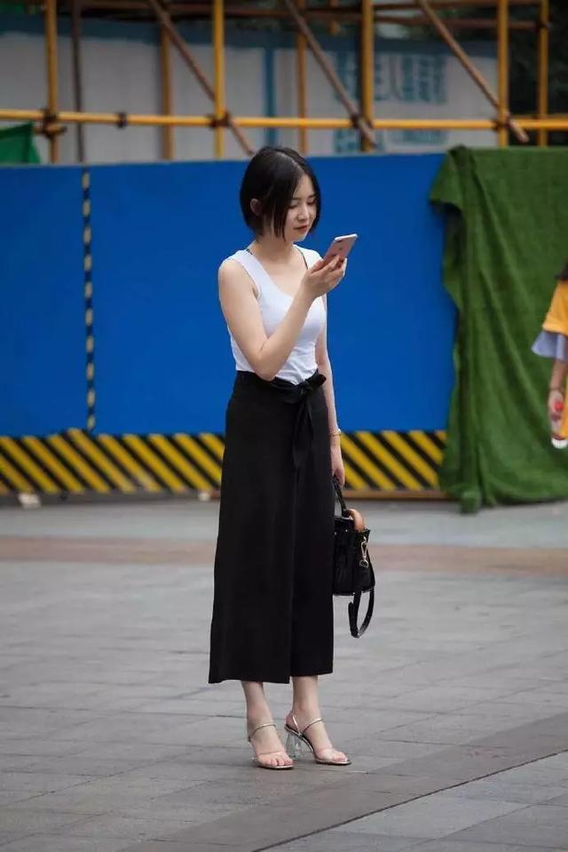  尖头|街拍：小美女身穿V领配牛仔裤，脚踩尖头高跟鞋，充满了气质与魅力