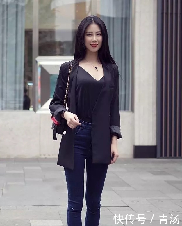  身材|街拍：小姐姐的身材曲线真好，长相也十分的迷人，很吸睛