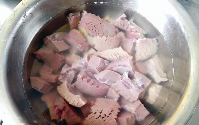  肾脏|爆炒腰花到底要不要焯水？酒店大厨教你3招，腰花鲜香脆嫩无臊味