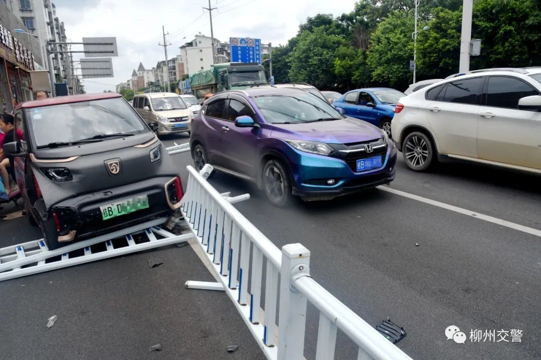  小型新能源|柳州67岁老人驾驶小E突然失控，一路冲撞！其称“车辆停不下来”