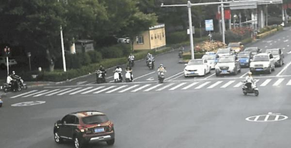  摩托车|摩托车“戴口罩”上路，交警制止违法被拖伤，疯狂少年被刑拘！