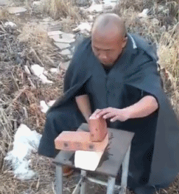 搞笑|搞笑GIF:妹子你贴这样的贴纸,你不怕出门就被撞呀