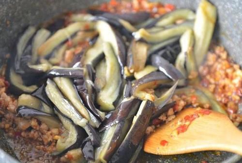 茄子|做肉末茄子,掌握一个技巧,茄子好吃不发黑,还不费油