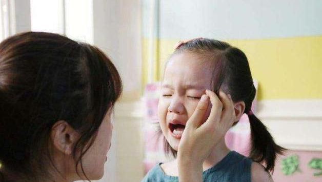 奶奶|孙子耍赖不去幼儿园，被奶奶“无情”拎起，网友：一招收拾两代人