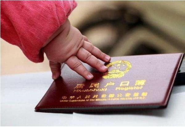  父母|唐艺昕女儿名字上热搜，引起网友调侃：父母是真爱，孩子是意外