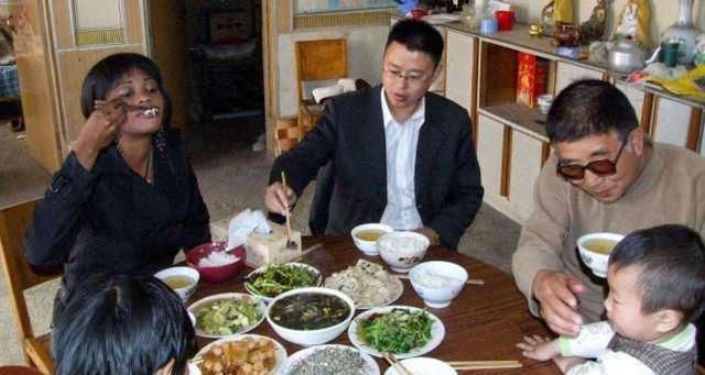 英国|英国小姑娘有多喜欢吃中餐在中国待三年,回国时差点没认出来